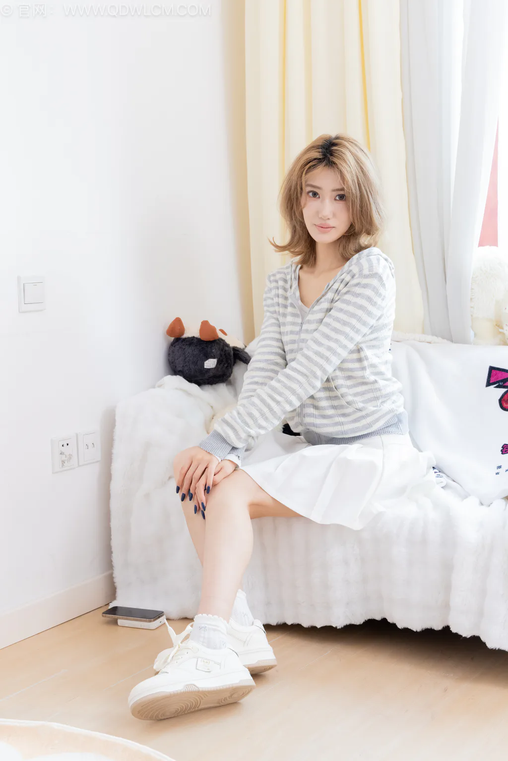 图片[2]-勿恋传媒 NO.2571 灵儿-板鞋、白棉袜、裸足[154P/1V/3.50GB]-美图