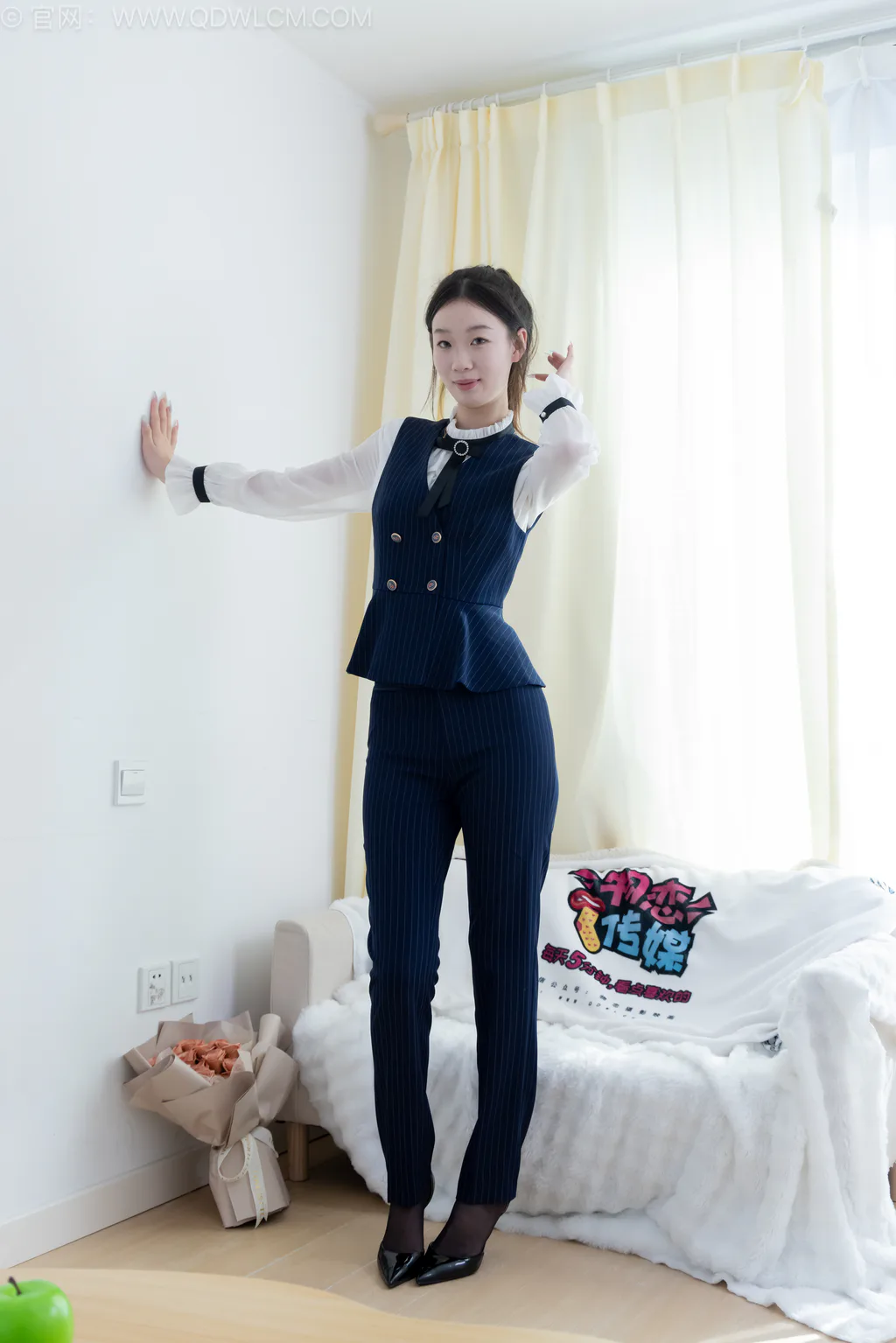 图片[2]-勿恋传媒 NO.2578 水密桃-高跟鞋、薄黑丝、银行至服、裤里丝[157P/1V/4.09GB]-美图