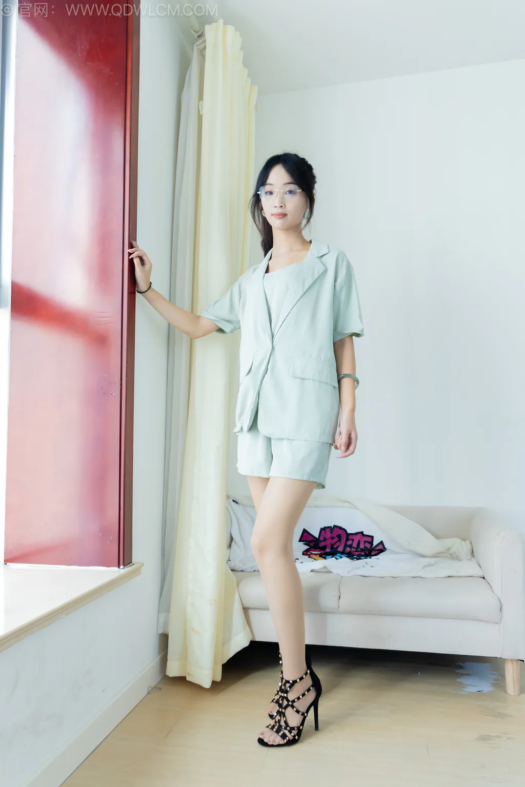 图片[2]-勿恋传媒 NO.2586 南南-三双高跟鞋、薄肉丝、裸足[155P/1V/5.95GB]-美图