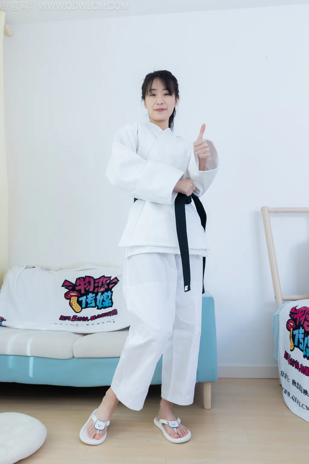 图片[2]-勿恋传媒 NO.2552 菜菜-人字拖、黑色踩脚裤袜、裸足、纯白棉袜[230P/1V/5.35GB]-美图
