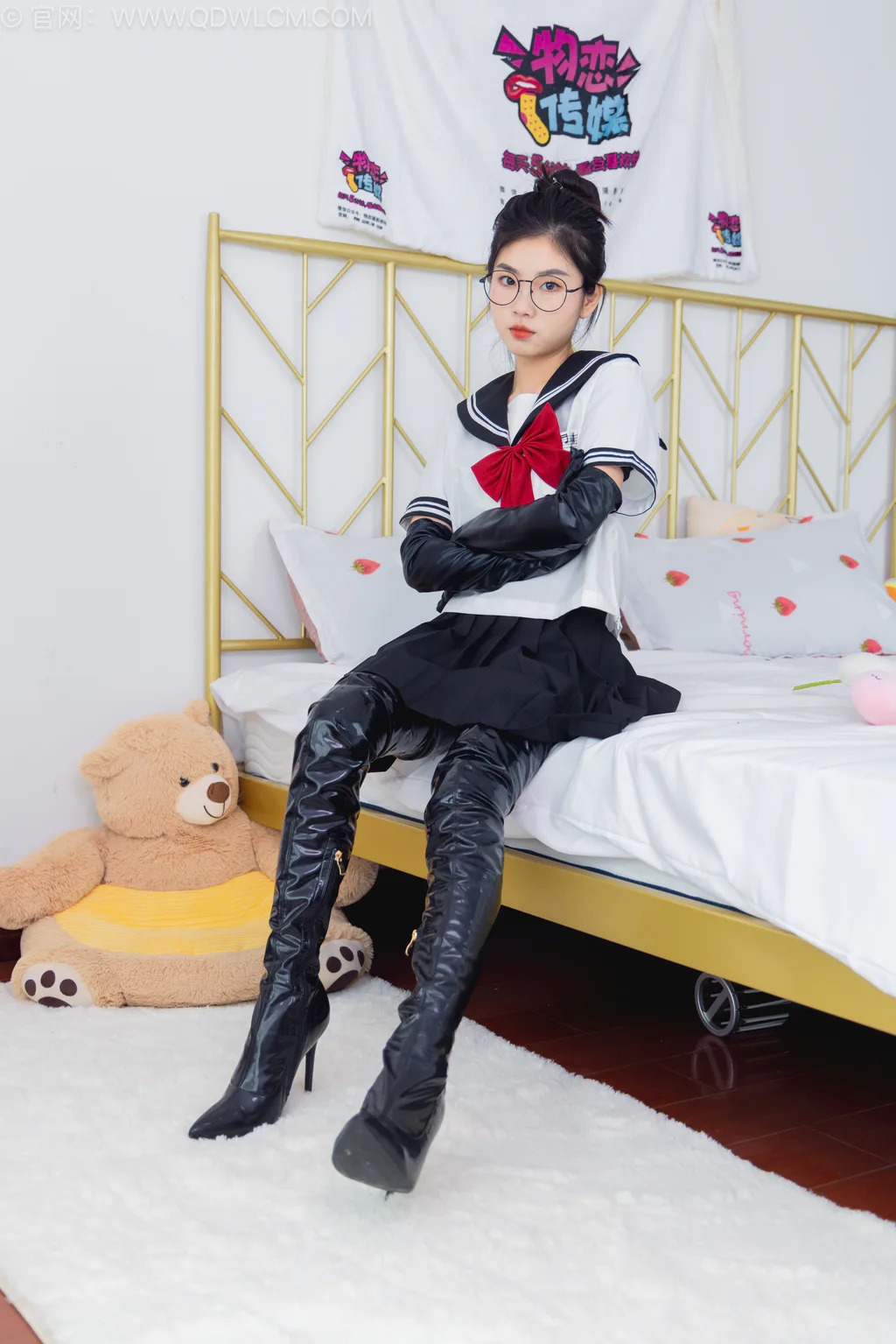 图片[2]-勿恋传媒 NO.2557 米米-高跟长靴、薄白丝、JK至服、皮手套[155P/1V/3.15GB]-美图