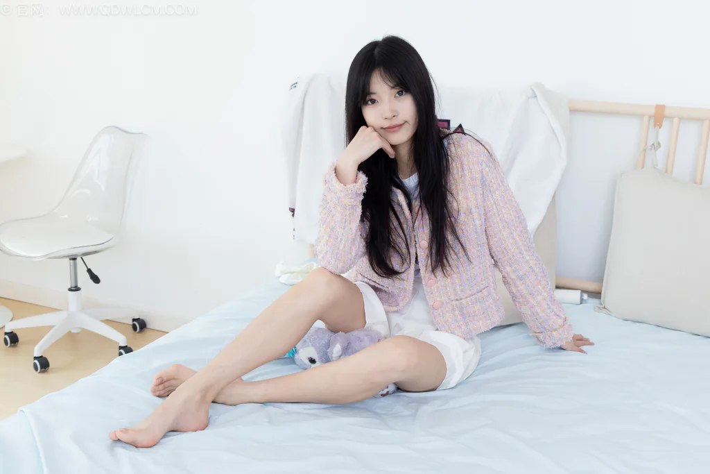 勿恋传媒 NO.2563 茯苓-板鞋、白棉袜、裸足[200P/1V/4.50GB]-美图