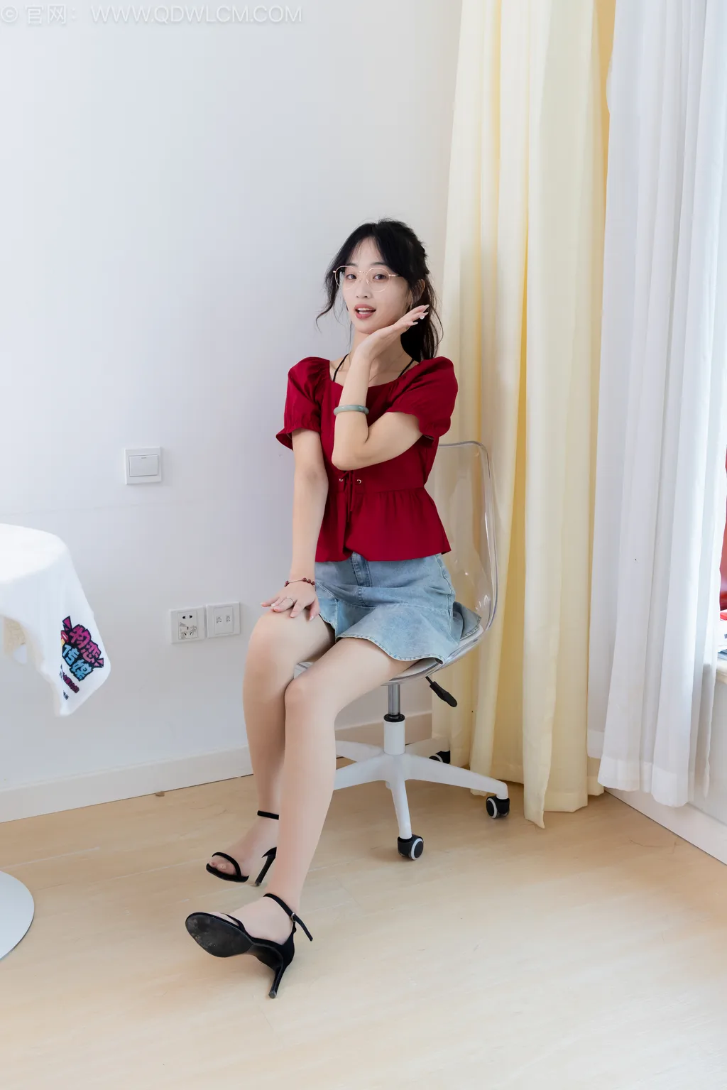 图片[2]-勿恋传媒 NO.2530 南南-三双高跟鞋、薄肉丝、裸足[155P/1V/6.04GB]-美图