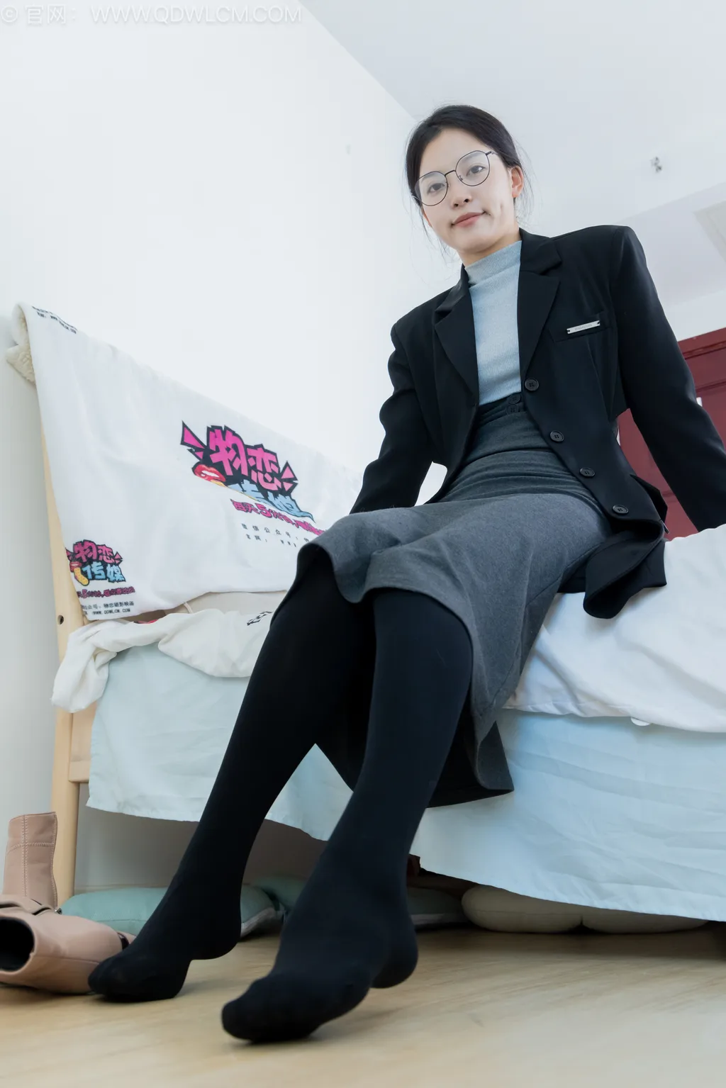 勿恋传媒 NO.2533 茯苓-短靴、厚黑丝、皮筋绑脚老头乐挠脚[159P/1V/4.04GB]-美图