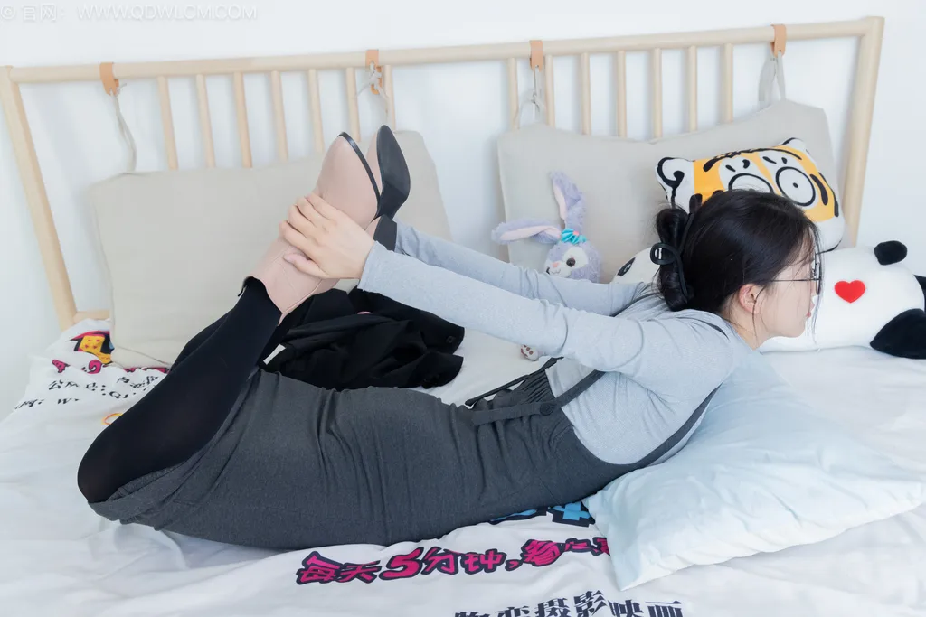 图片[3]-勿恋传媒 NO.2533 茯苓-短靴、厚黑丝、皮筋绑脚老头乐挠脚[159P/1V/4.04GB]-美图