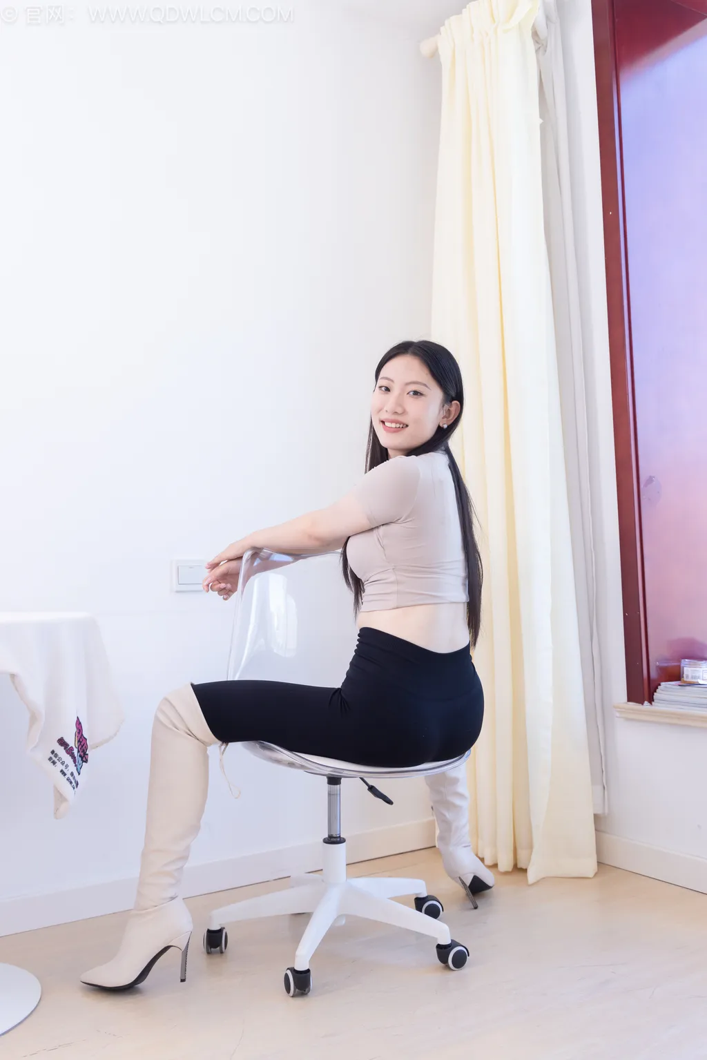 图片[2]-勿恋传媒 NO.2536 奶糖-高跟长靴、白棉袜、裸足[180P/1V/3.81GB]-美图