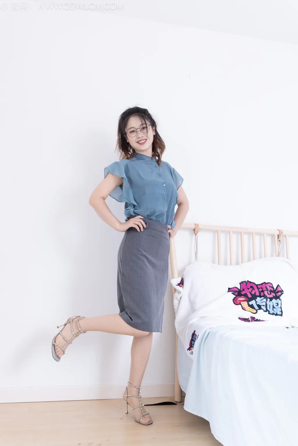 图片[2]-勿恋传媒 NO.2540 小紫-三双高跟鞋、薄肉丝、裸足[155P/1V/6.10GB]-美图