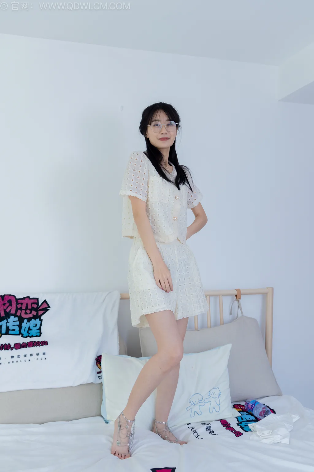 勿恋传媒 NO.2543 菜菜-高跟鞋、蕾SI短黑丝、裸足、银色脚链[150P/1V/3.68GB]-美图