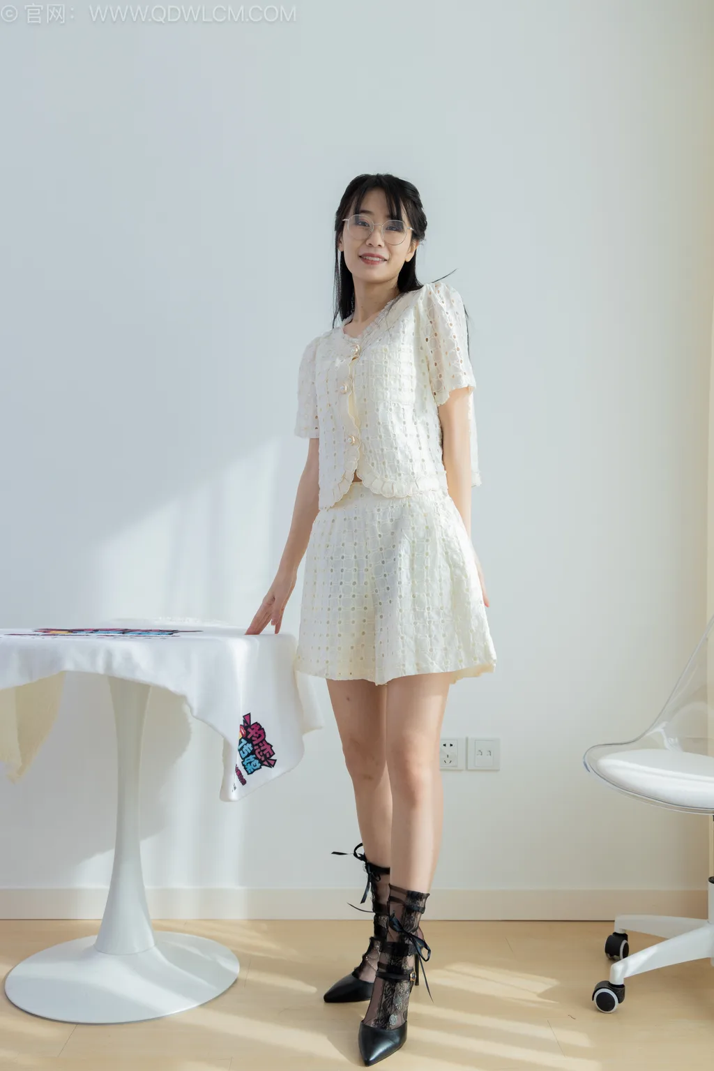 图片[2]-勿恋传媒 NO.2543 菜菜-高跟鞋、蕾SI短黑丝、裸足、银色脚链[150P/1V/3.68GB]-美图