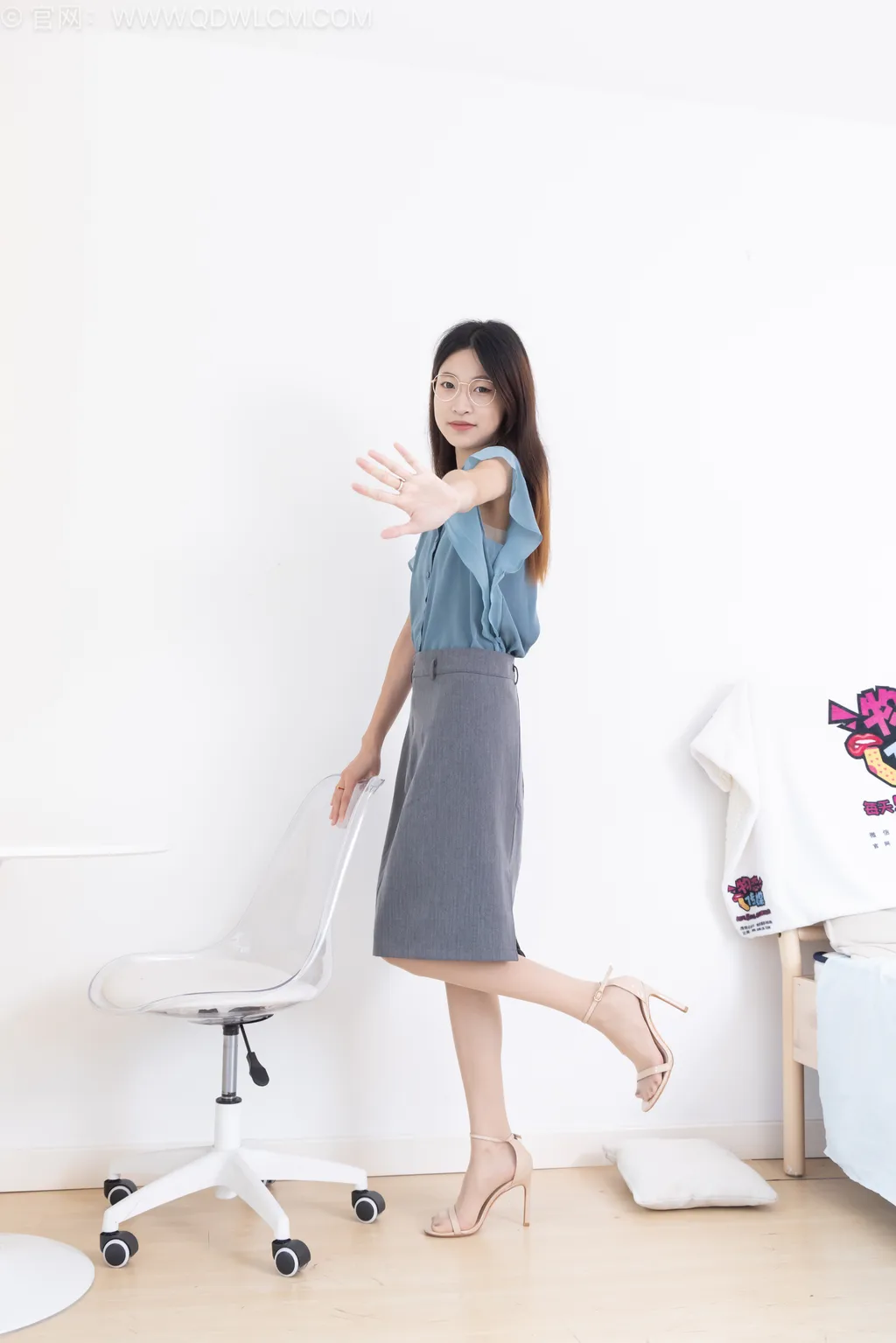 图片[2]-勿恋传媒 NO.2508 小夏-高跟鞋、薄肉丝、裸足[150P/1V/6.04GB]-美图