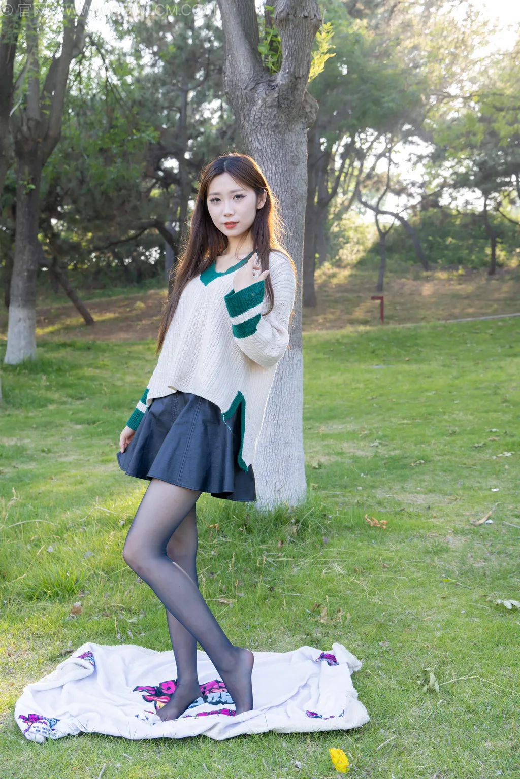 勿恋传媒 NO.2509 泡泡-高跟鞋、油亮薄黑丝、户外草地丝袜[180P/1V/5.71GB]-美图