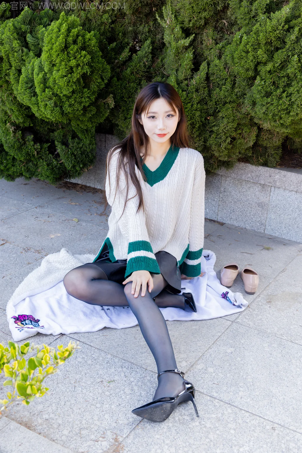 图片[3]-勿恋传媒 NO.2509 泡泡-高跟鞋、油亮薄黑丝、户外草地丝袜[180P/1V/5.71GB]-美图