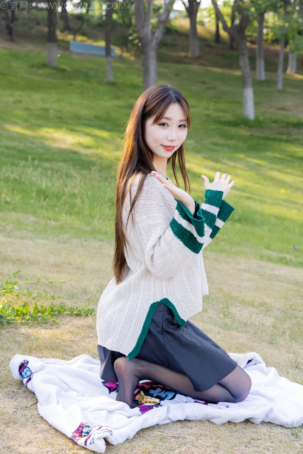 图片[4]-勿恋传媒 NO.2509 泡泡-高跟鞋、油亮薄黑丝、户外草地丝袜[180P/1V/5.71GB]-美图