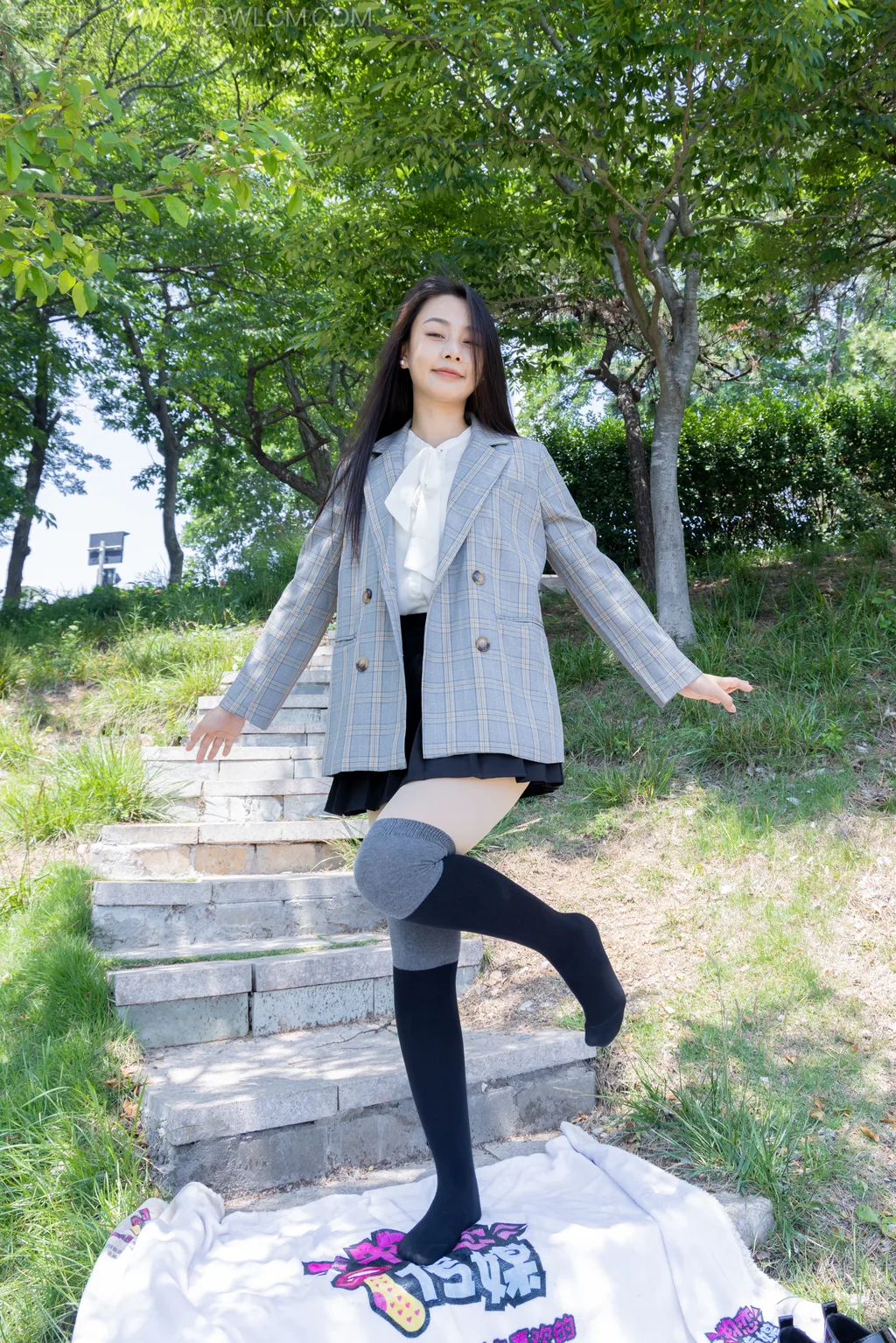 勿恋传媒 NO.2511 岚岚-至服、皮鞋、黑灰拼接过膝袜、厚肉丝[200P/1V/6.35GB]-美图