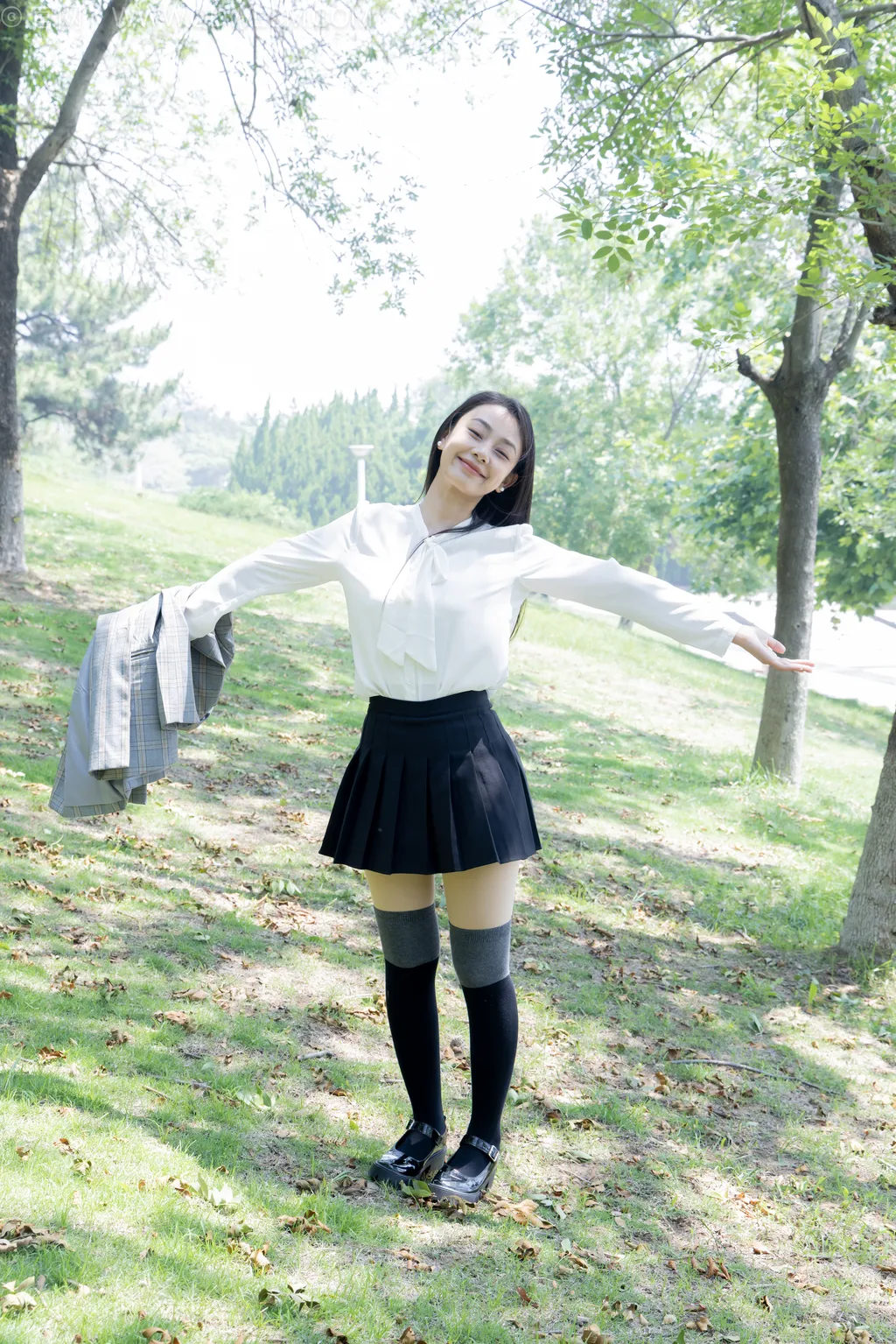 图片[4]-勿恋传媒 NO.2511 岚岚-至服、皮鞋、黑灰拼接过膝袜、厚肉丝[200P/1V/6.35GB]-美图