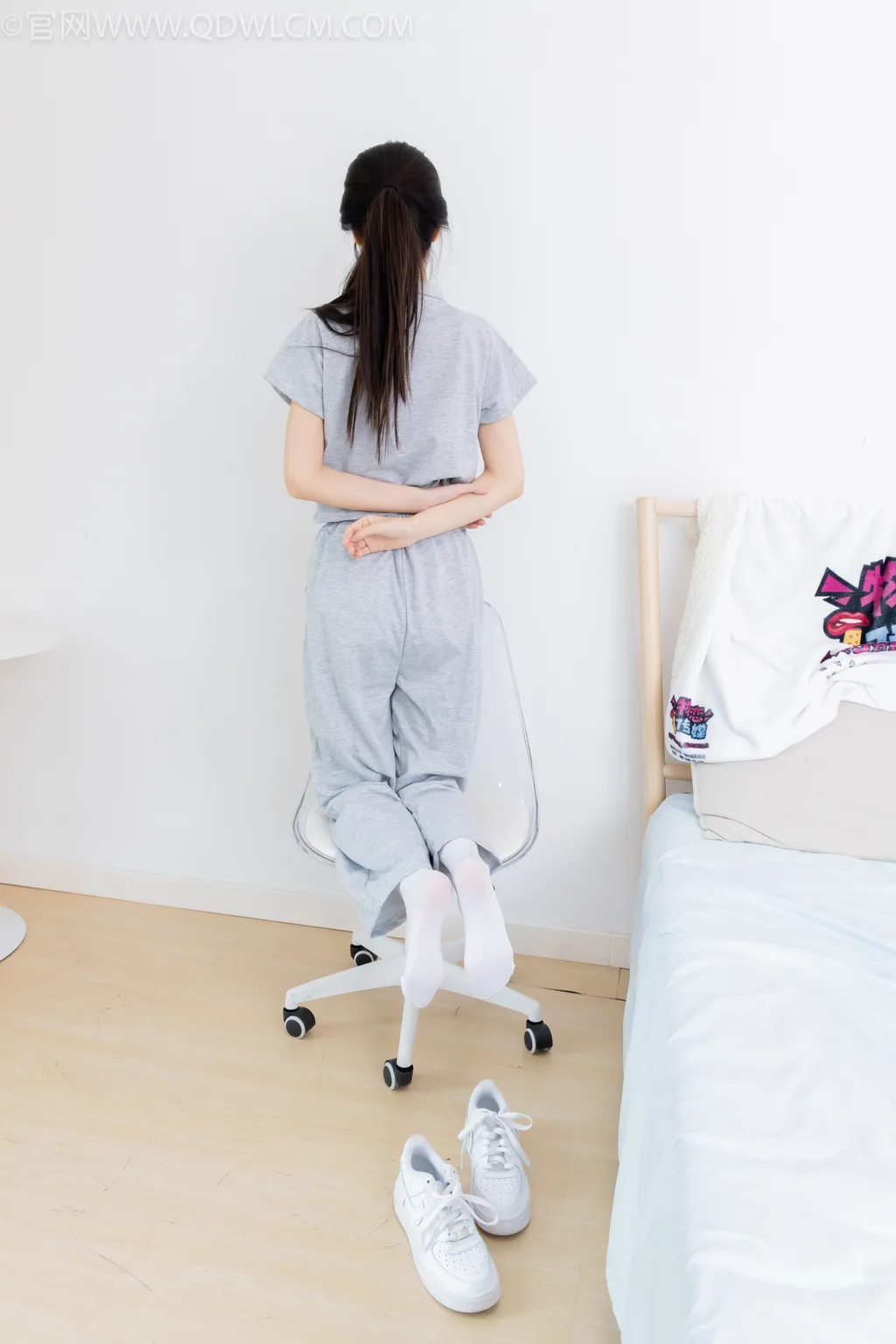 勿恋传媒 NO.2518 菜菜-板鞋、厚白丝、裤里丝[161P/1V/4.36GB]-美图