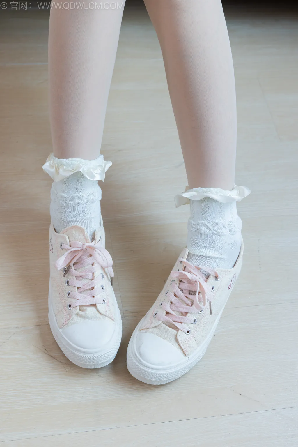 图片[2]-勿恋传媒 NO.2520 菜菜-帆布鞋、白棉袜、薄肉丝、睡裙[240P/1V/5.14GB]-美图