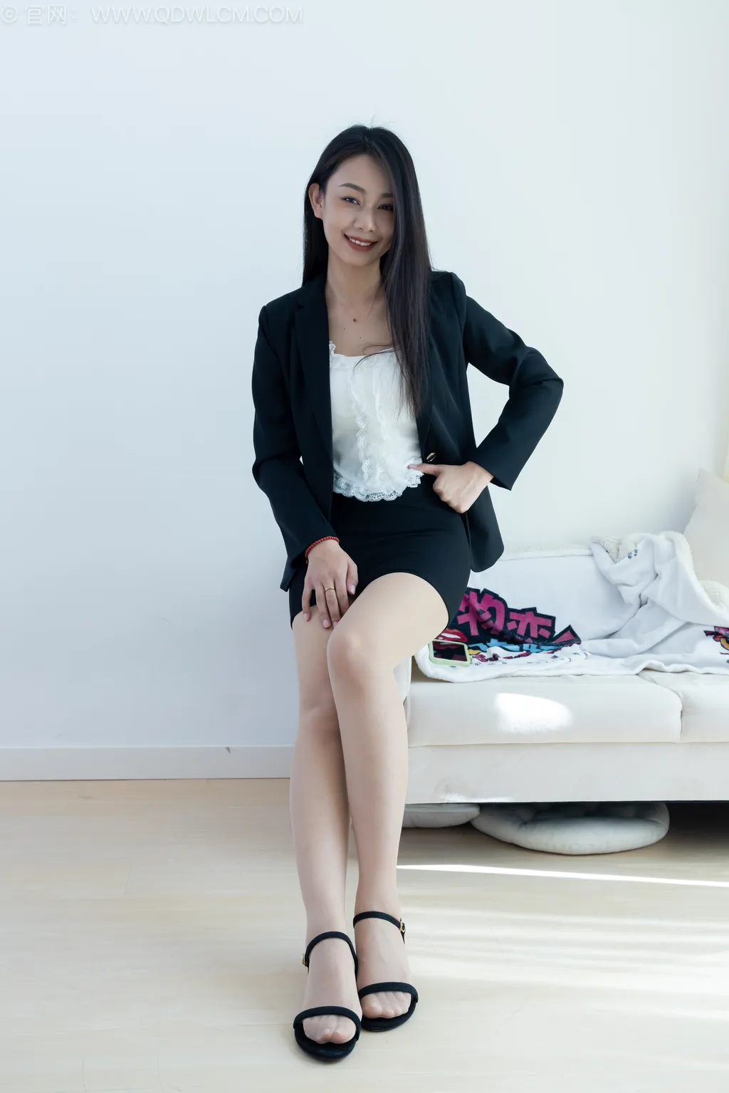 图片[4]-勿恋传媒 NO.2523 岚岚-低跟凉鞋、薄肉丝、ol至服[150P/1V/3.32GB]-美图