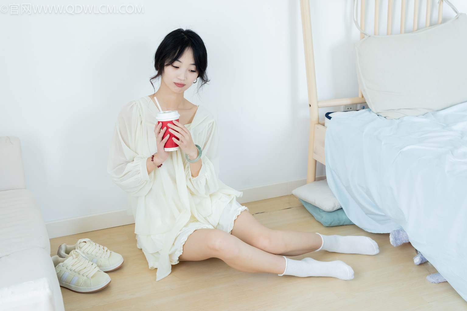 图片[1]-勿恋传媒 NO.2489 南南-板鞋、白棉袜、裸足[150P/1V/3.47GB]-美图