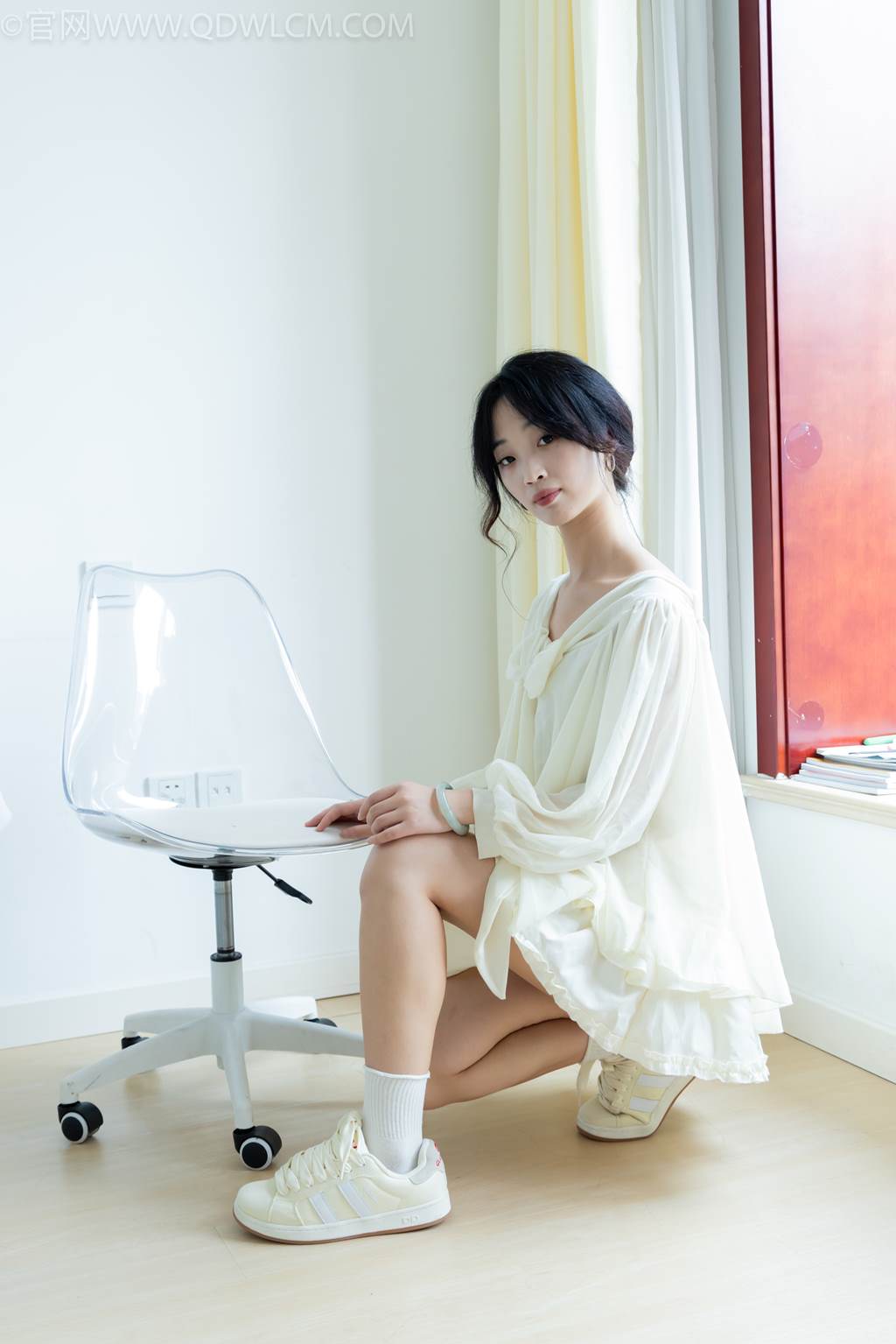 图片[3]-勿恋传媒 NO.2489 南南-板鞋、白棉袜、裸足[150P/1V/3.47GB]-美图