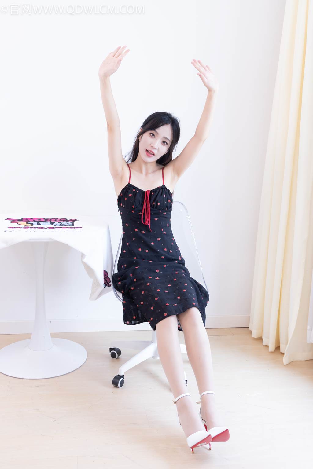 图片[4]-勿恋传媒 NO.2481 辣辣-高跟鞋、薄肉丝[150P/1V/3.72GB]-美图