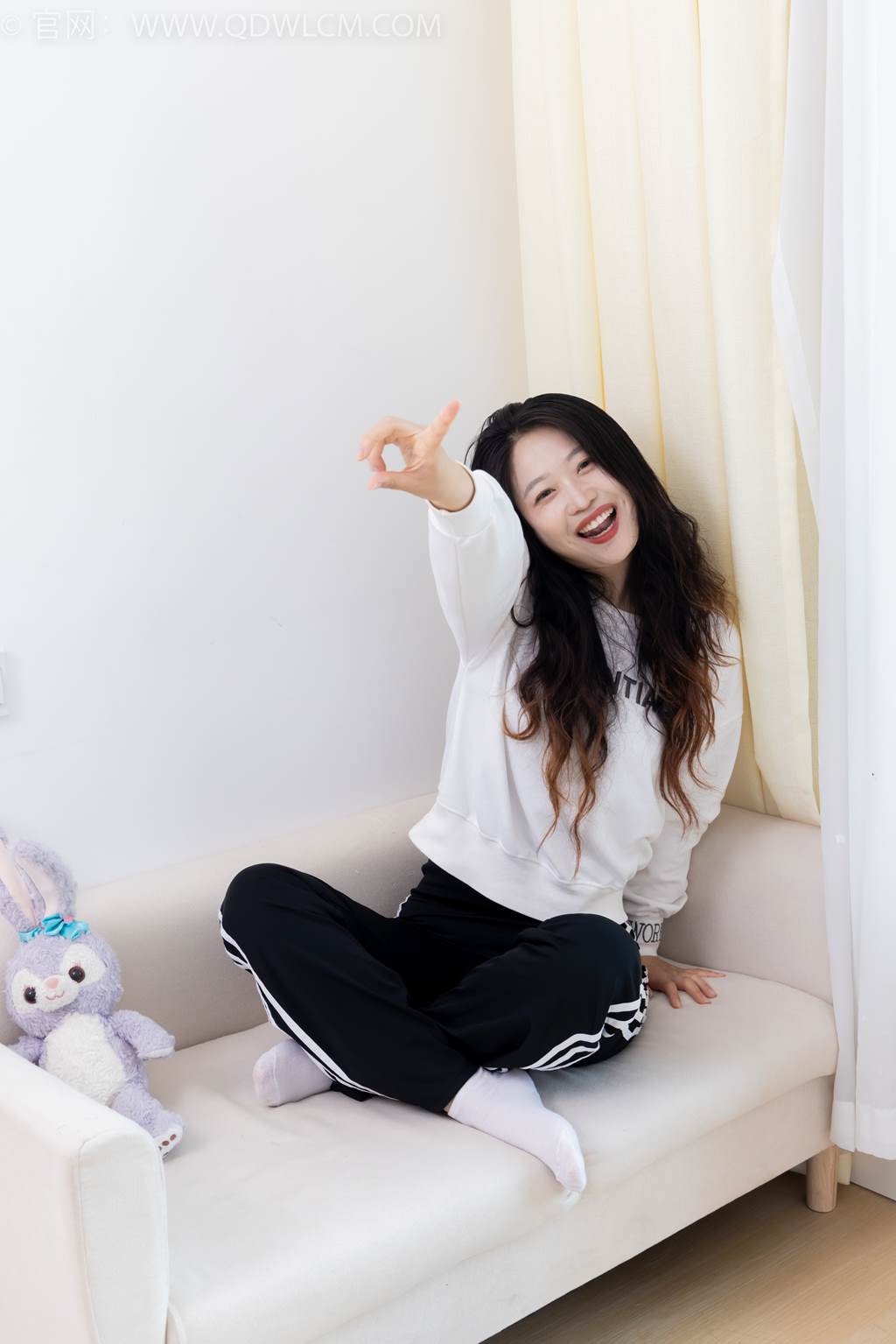 图片[1]-勿恋传媒 NO.2458 小紫-运动鞋、白短棉袜、裸足[150P/1V/3.38GB]-美图