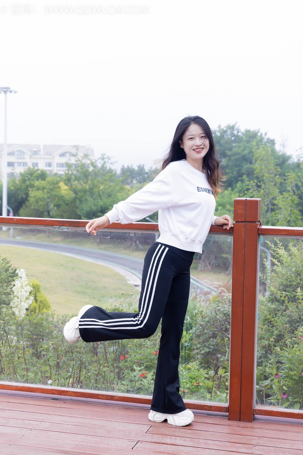 图片[2]-勿恋传媒 NO.2458 小紫-运动鞋、白短棉袜、裸足[150P/1V/3.38GB]-美图