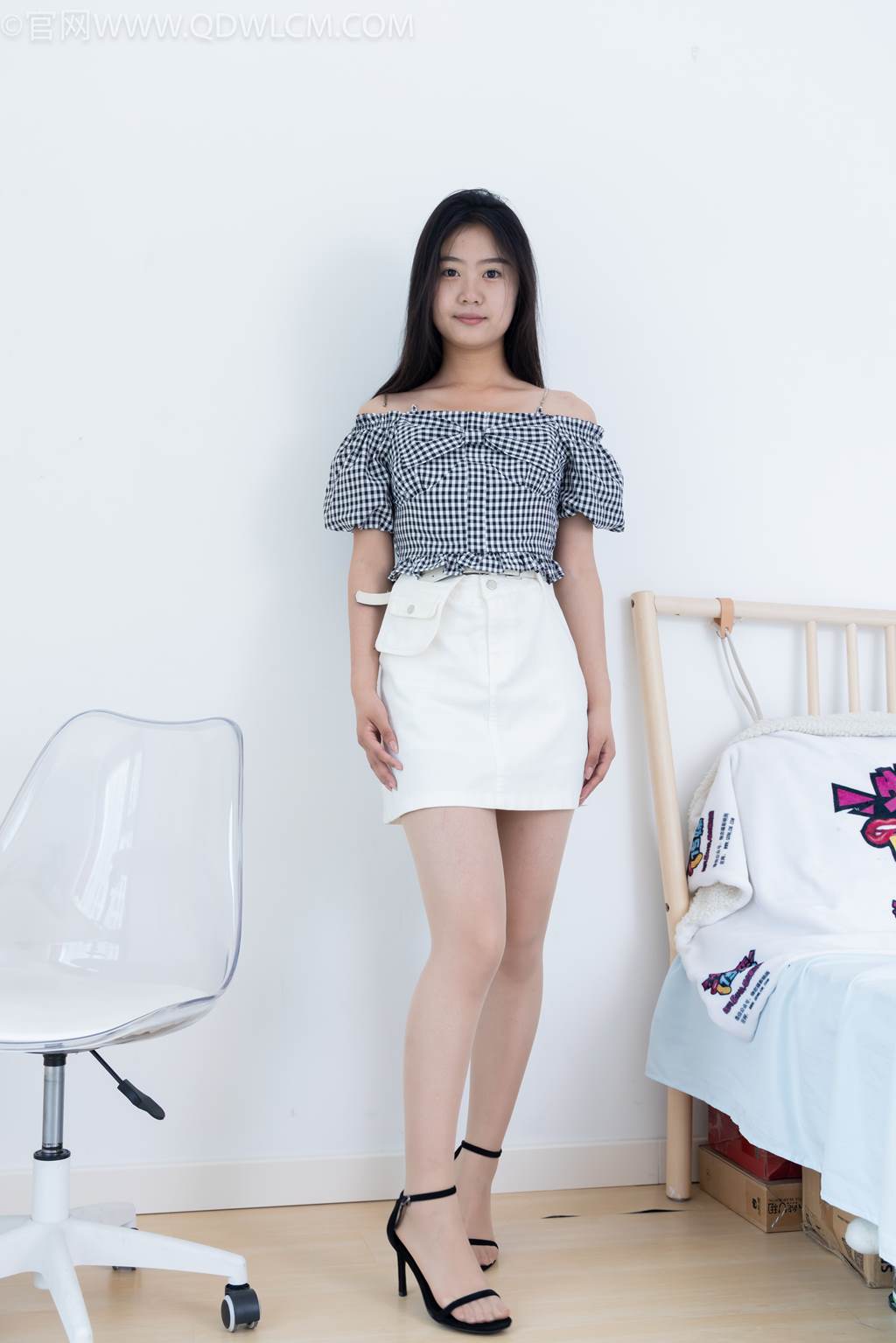 图片[1]-勿恋传媒 NO.2432 橙子-运动鞋、白棉袜、裸足[160P/1V/4.11GB]-美图