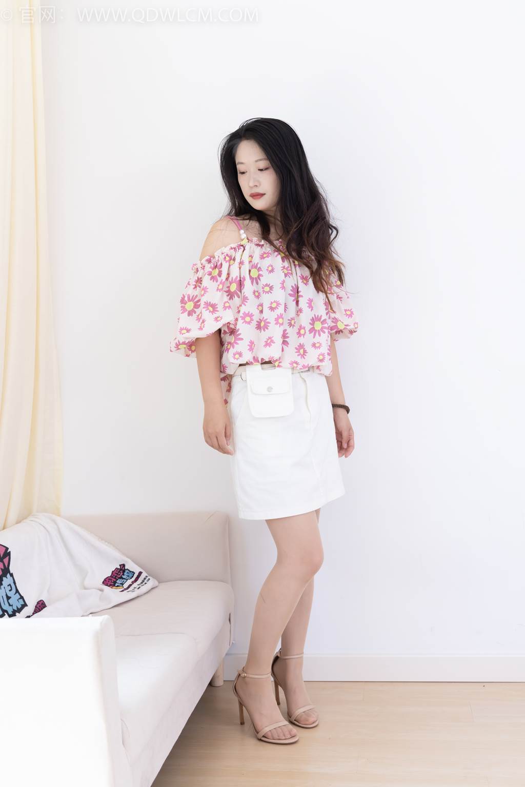 图片[1]-勿恋传媒 NO.2437 小紫-两双高跟凉鞋、薄肉丝、裸足[160P/1V/6.42GB]-美图