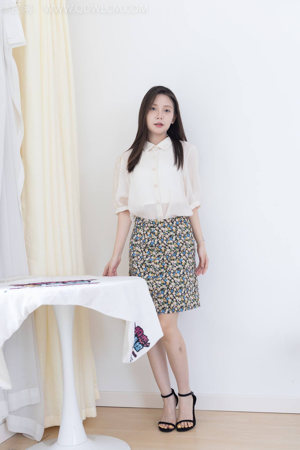 图片[1]-勿恋传媒 NO.2409 小曦-三双高跟鞋、薄肉丝、裸足[155P/1V/5.73GB]-美图