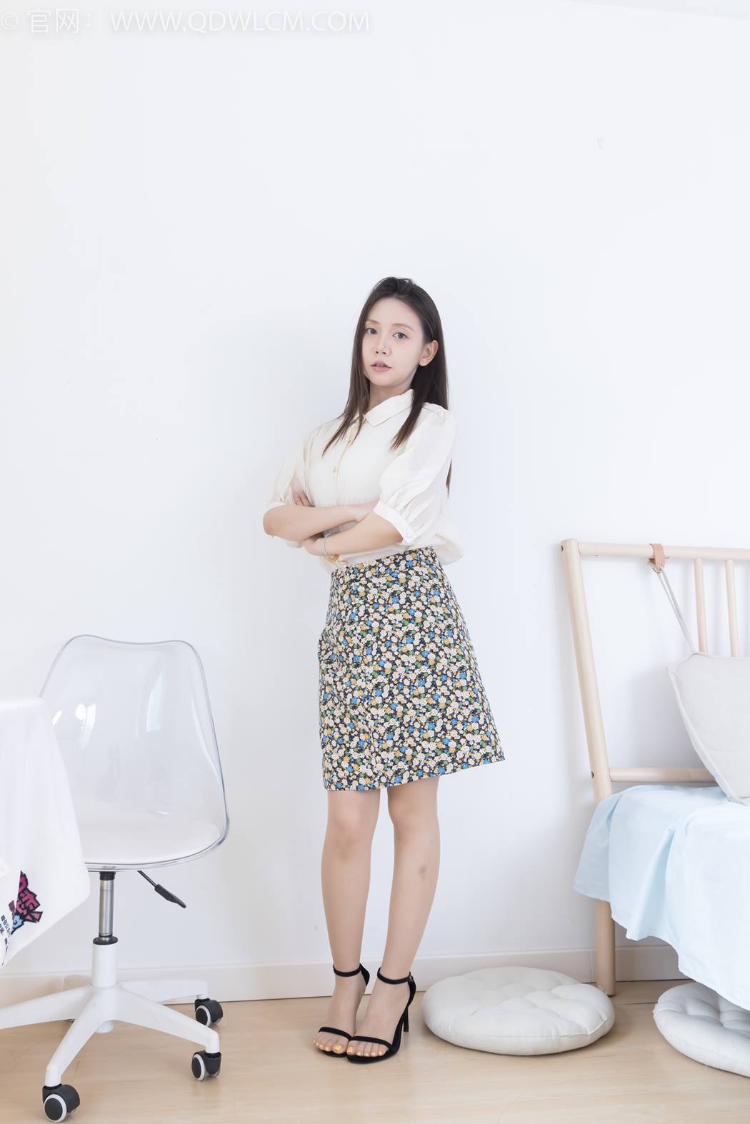 图片[2]-勿恋传媒 NO.2409 小曦-三双高跟鞋、薄肉丝、裸足[155P/1V/5.73GB]-美图