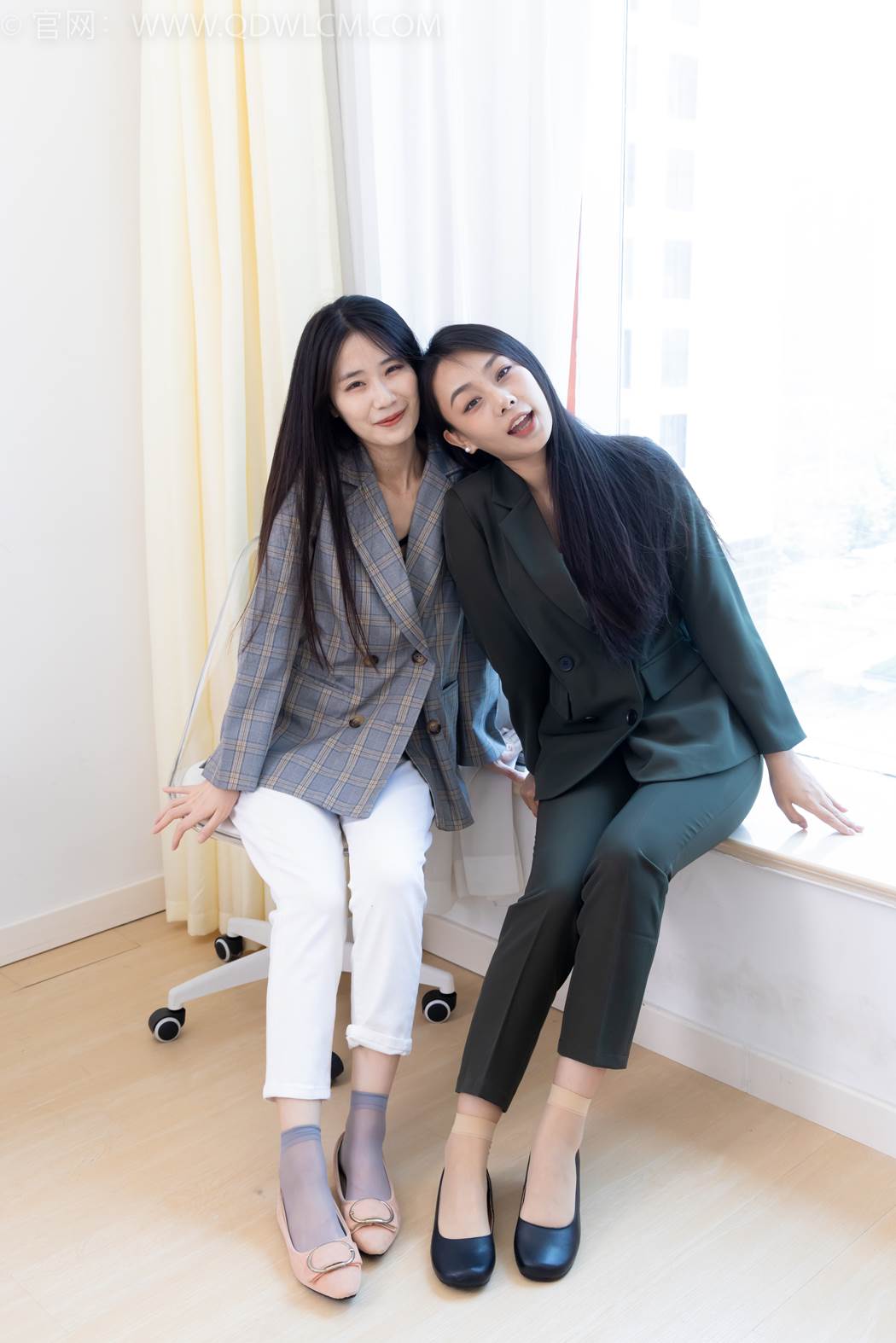 图片[2]-勿恋传媒 NO.2412 菜菜&岚岚-平底鞋、短肉丝短灰丝、裸足[160P/1V/5.22GB]-美图