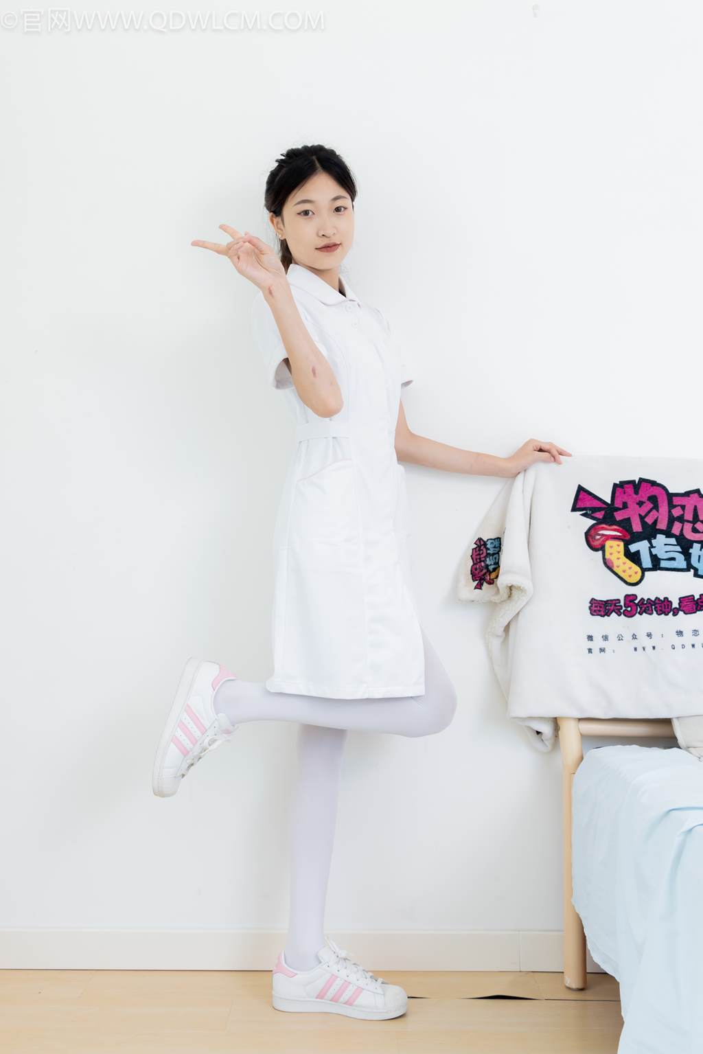 图片[4]-勿恋传媒 NO.2398 嘉木-帆布鞋、马丁靴、过膝白袜[155P/1V/4.52GB]-美图