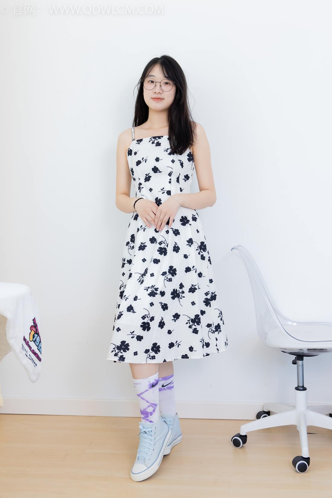 图片[2]-勿恋传媒 NO.2403 小椿-帆布鞋、白紫棉袜、裸足[155P/1V/3.55GB]-美图