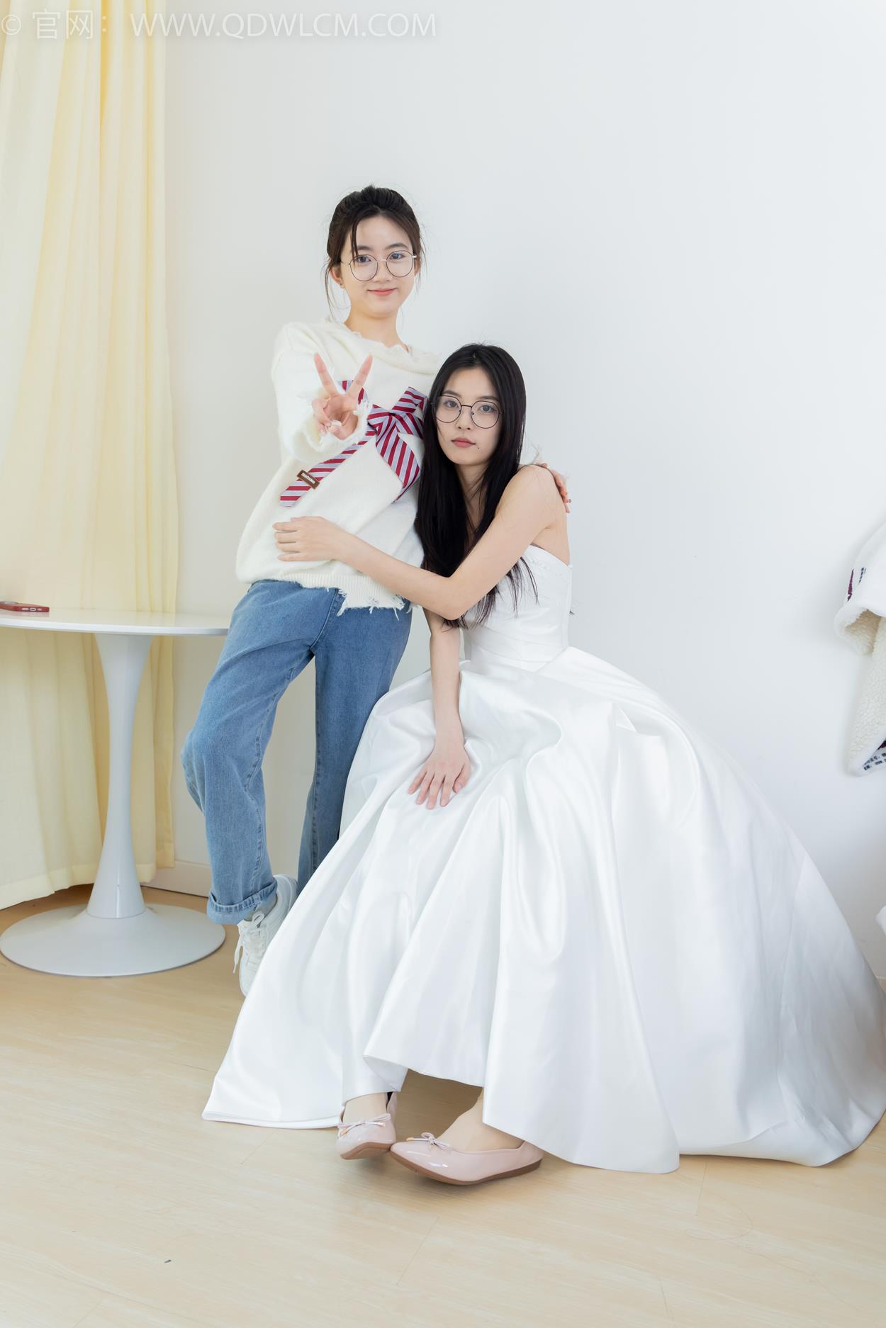 图片[4]-勿恋传媒 NO.2370 茯苓&欢欢-平底鞋、板鞋、厚肉丝、灰色棉袜、薄肉丝[150P/1V/4.88GB]-美图