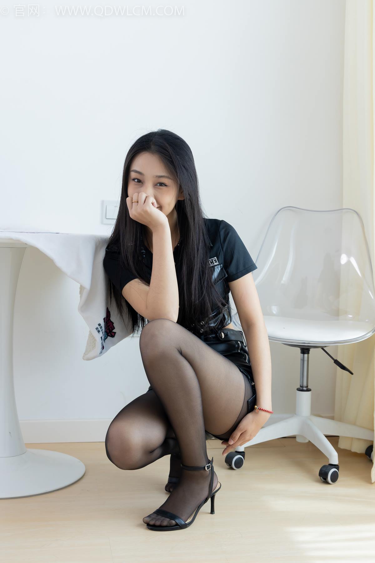 图片[2]-勿恋传媒 NO.2374 岚岚-高跟凉鞋、薄黑丝脚尖透明款、肚子疼揉肚子剧情[150P/1V/3.64GB]-美图