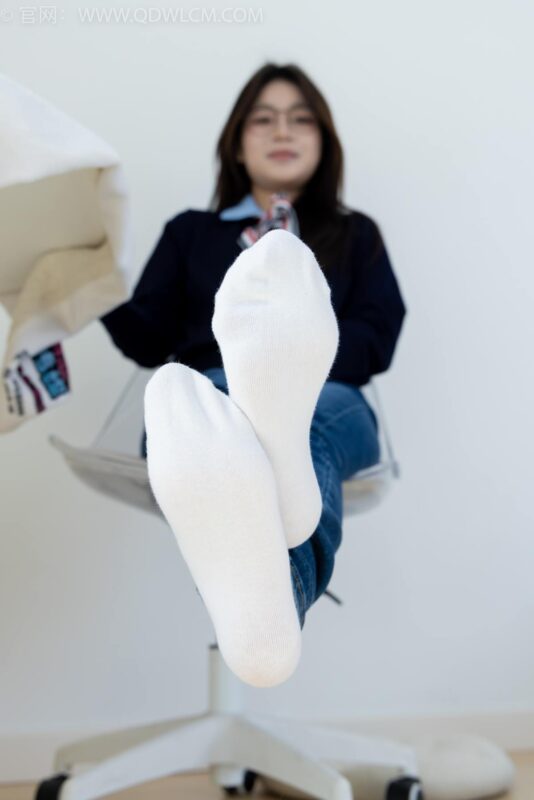 勿恋传媒 NO.2379 闪闪-帆布鞋、白棉袜、厚白丝小腿袜、裸足[160P/1V/5.73GB]-美图