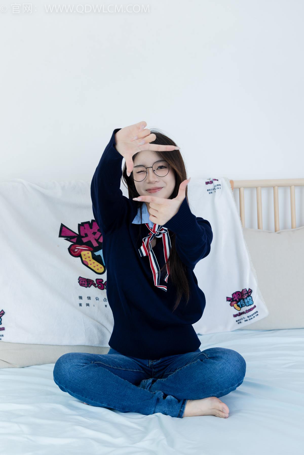 图片[2]-勿恋传媒 NO.2379 闪闪-帆布鞋、白棉袜、厚白丝小腿袜、裸足[160P/1V/5.73GB]-美图