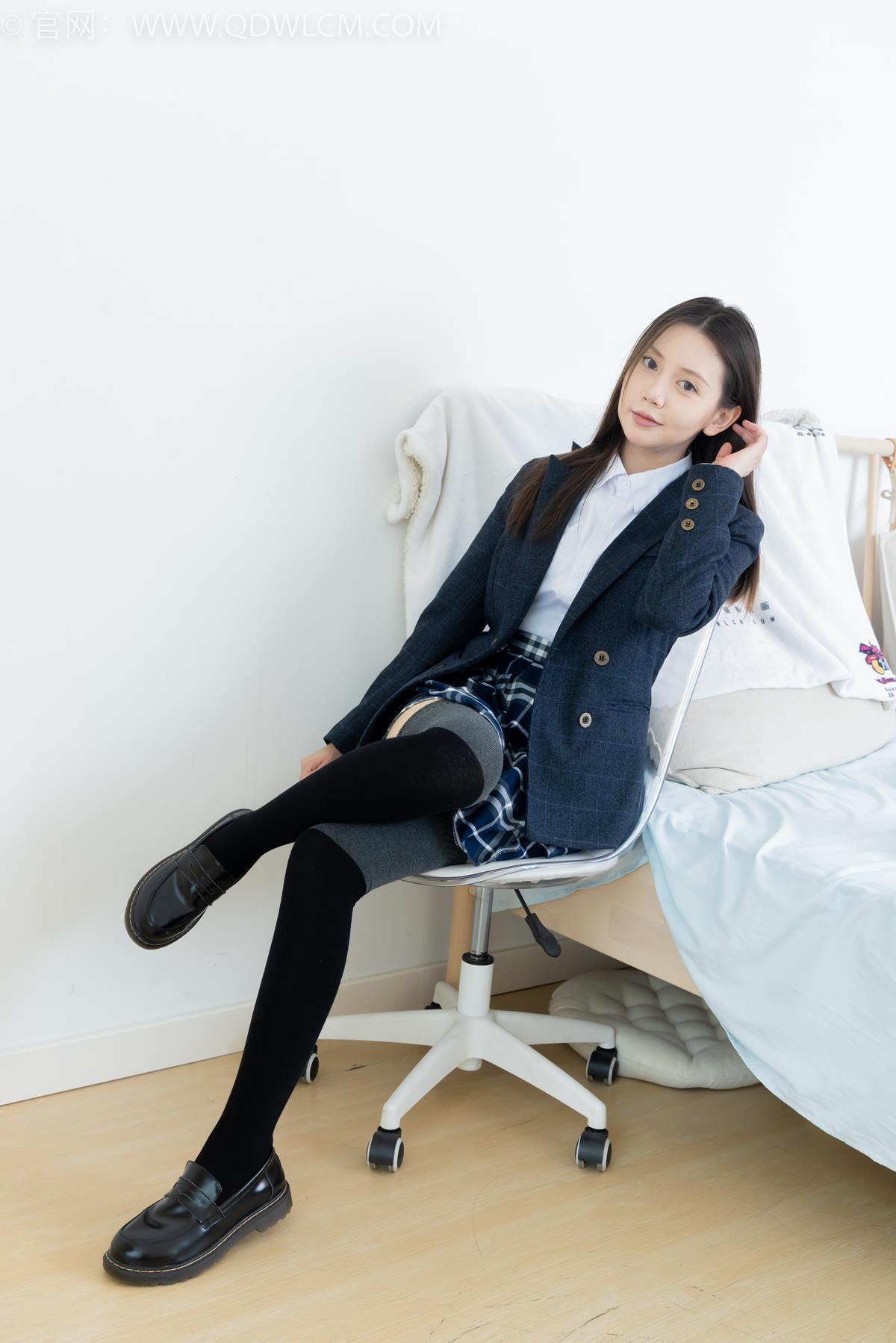 图片[4]-勿恋传媒 NO.2380 小曦-jk至服、皮鞋、黑灰拼接过膝袜、厚肉丝[155P/1V/3.65GB]-美图