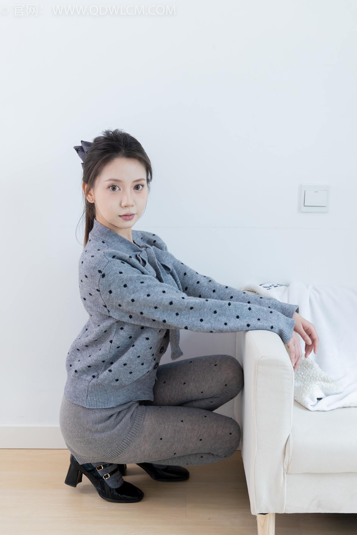 图片[2]-勿恋传媒 NO.2355 小曦-皮鞋、厚灰丝[160P/1V/3.79GB]-美图