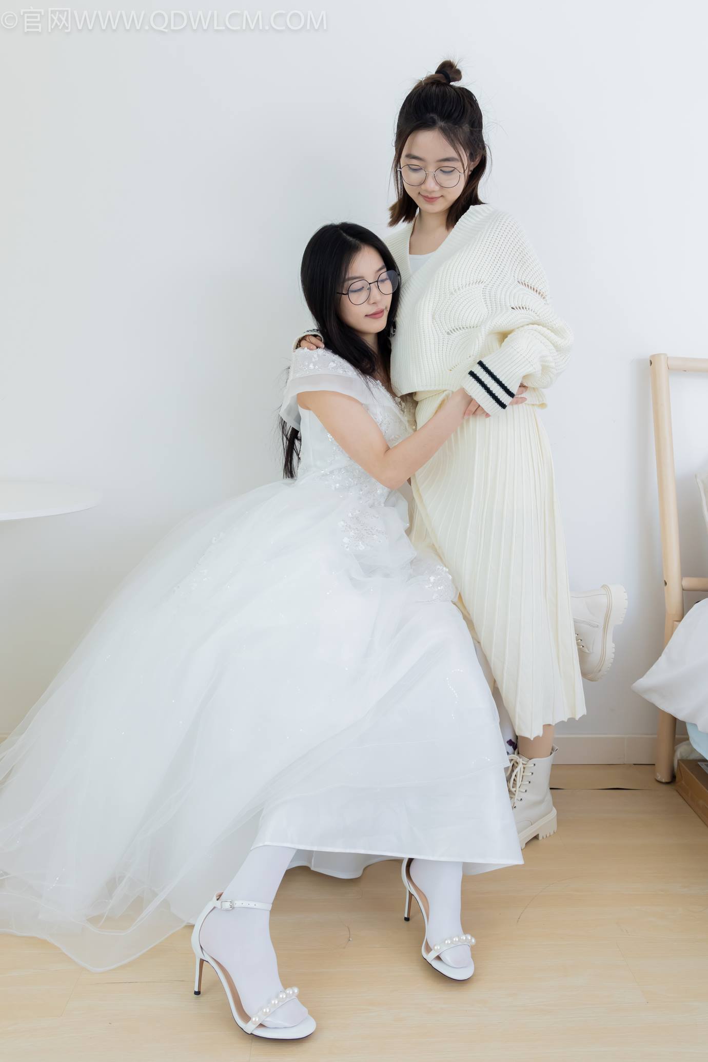 图片[4]-勿恋传媒 NO.2308 茯苓&欢欢-高跟鞋、马丁靴、厚白丝、厚肉丝、瑜伽动作、婚纱[154P/2V/5.68GB]-美图
