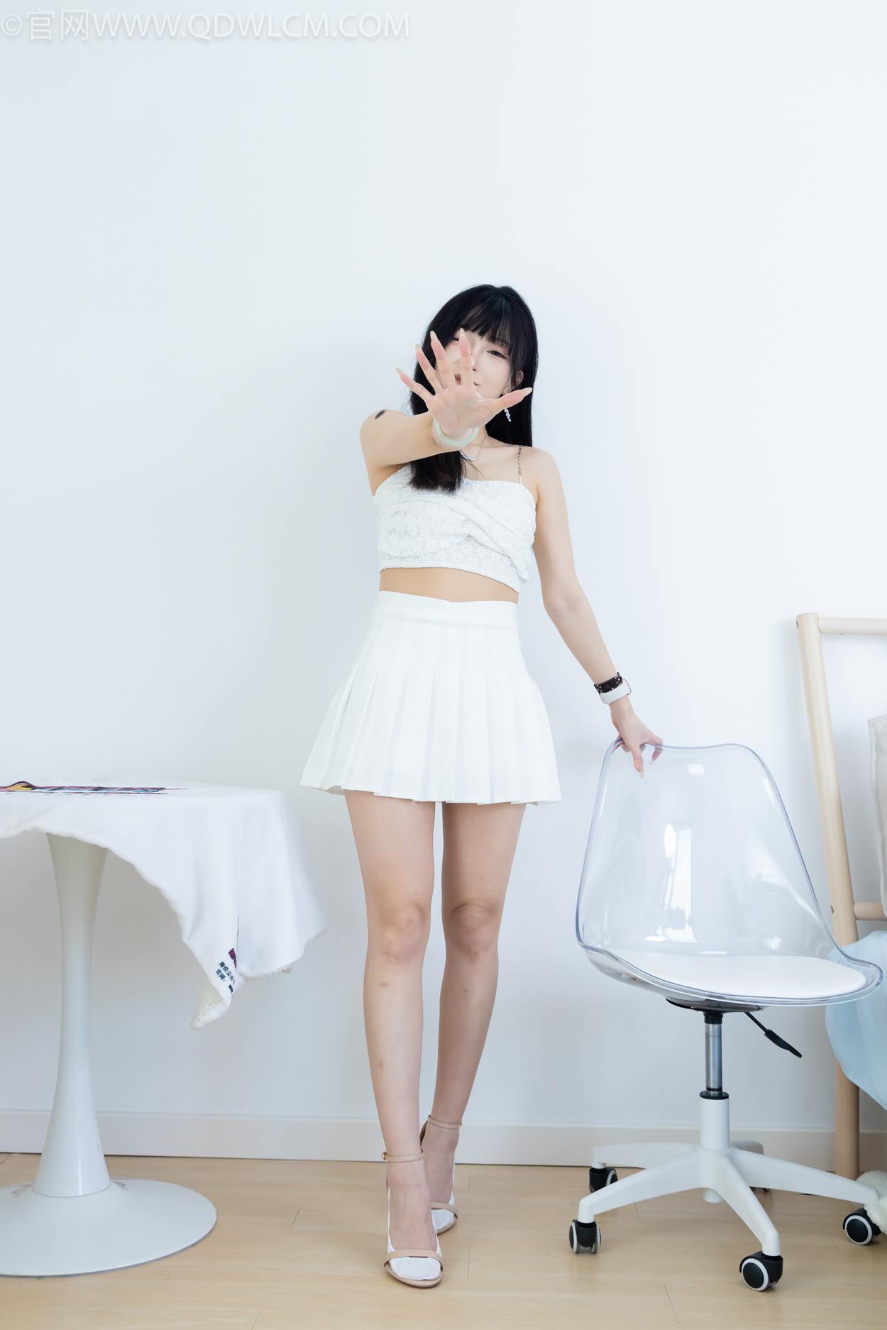 图片[2]-勿恋传媒 NO.2325 嘟嘟-透明高跟鞋、高跟凉鞋、白船袜、裸足[156P/1V/3.91GB]-美图