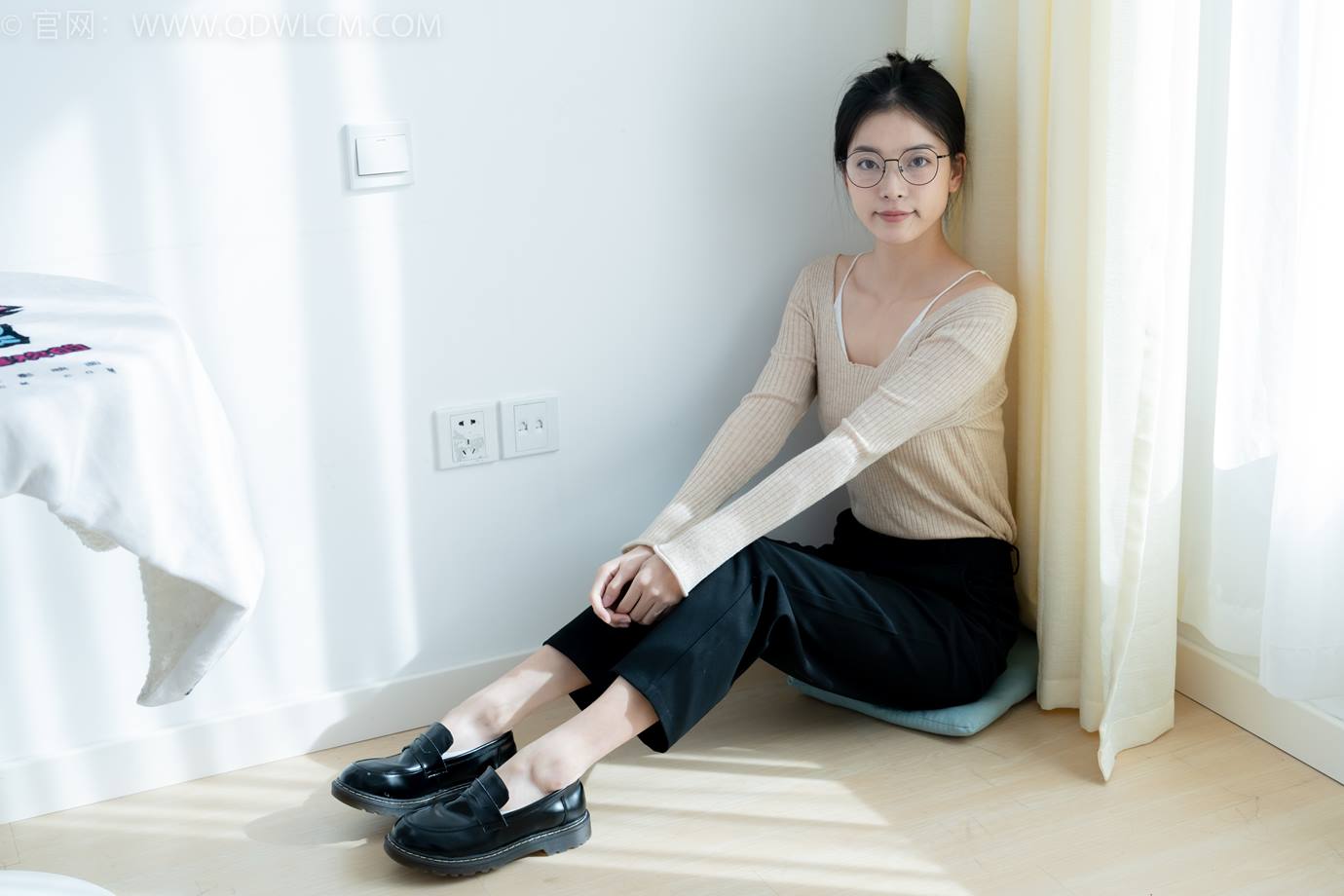 图片[1]-勿恋传媒 NO.2290 茯苓-板鞋、皮鞋、白船袜、黑棉袜、皮筋绑脚老头乐挠脚剧情[230P/1V/6.18GB]-美图