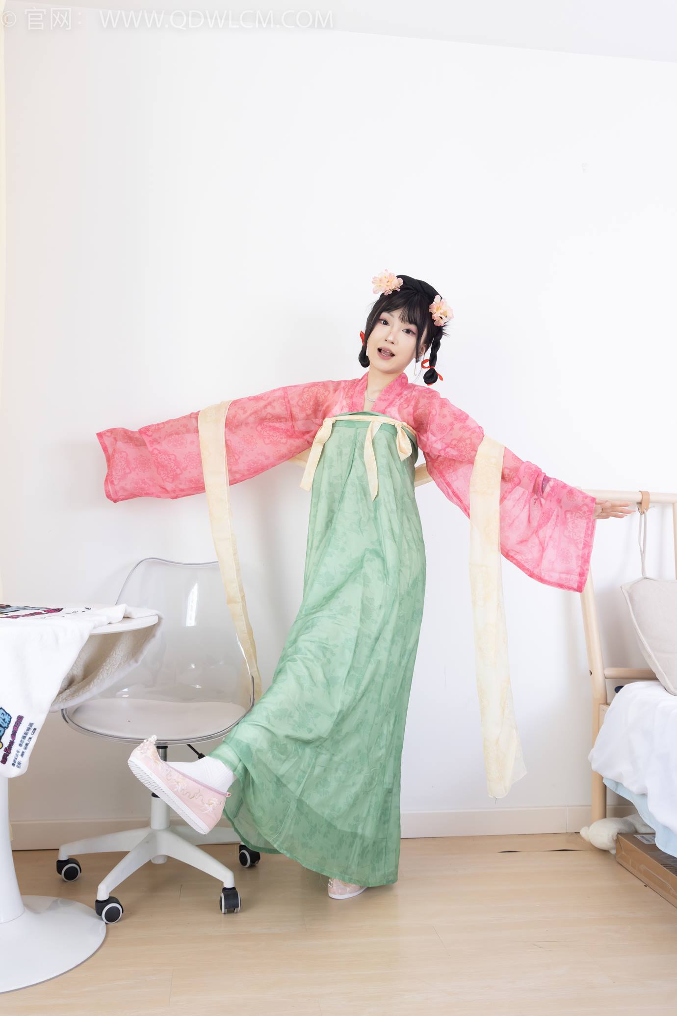 图片[4]-勿恋传媒 NO.2297 嘟嘟-布鞋、白棉袜、古装、半脱袜子剧情[210P/1V/5.01GB]-美图