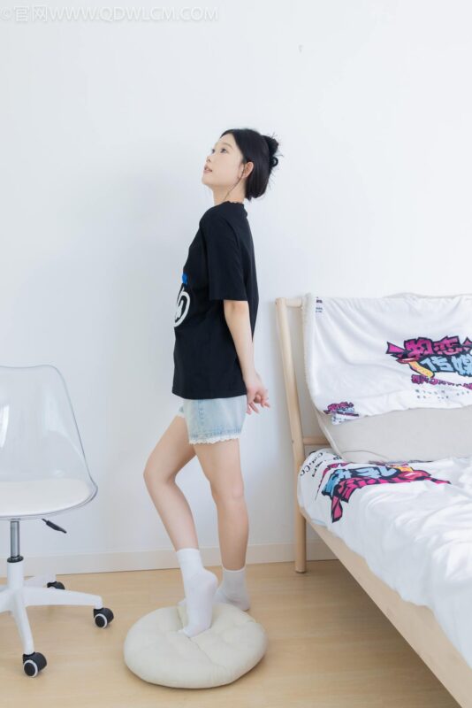 勿恋传媒 NO.2303 闪闪-帆布鞋、短黑丝（脚尖加固款）、自然穿着白棉袜、裸足[168P/1V/6.74GB]-美图