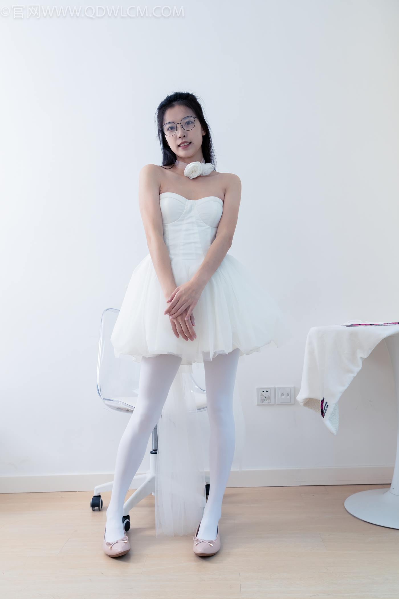 图片[2]-勿恋传媒 NO.2268 茯苓-平底鞋、厚白丝、皮筋绑脚老头乐挠脚剧情[169P/1V/5.13GB]-美图