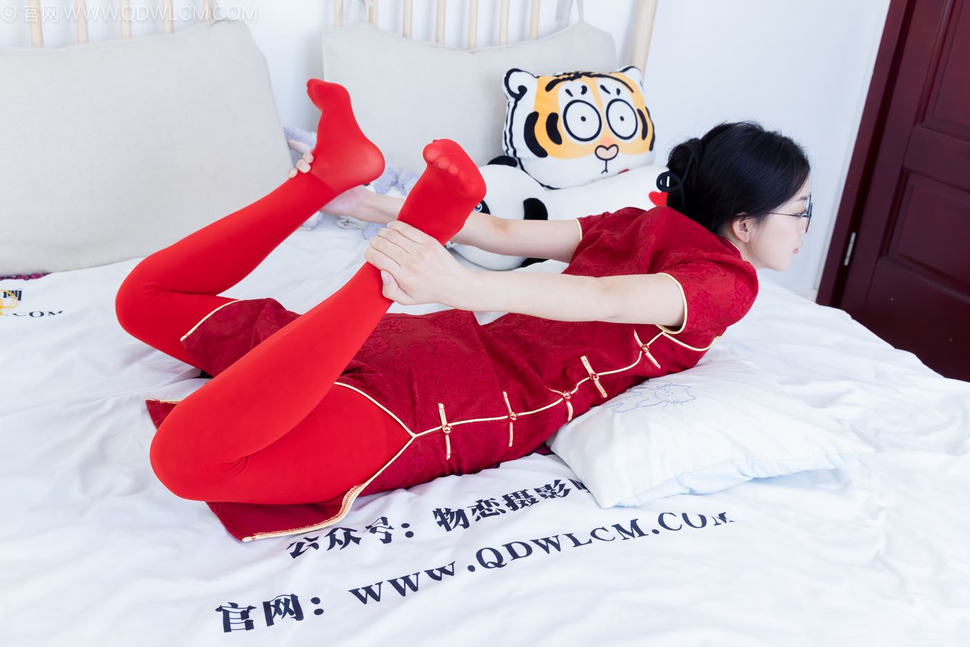 图片[4]-勿恋传媒 NO.2236 茯苓-红色低跟鞋、厚款红色丝、皮筋绑脚老头乐挠脚剧情[160P/1V/4.05GB]-美图