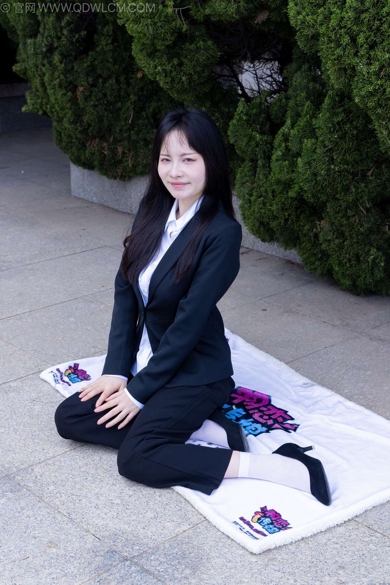 图片[2]-勿恋传媒 NO.2238 小酒-高跟鞋、短白丝、ol至服户外[230P/1V/6.93GB]-美图