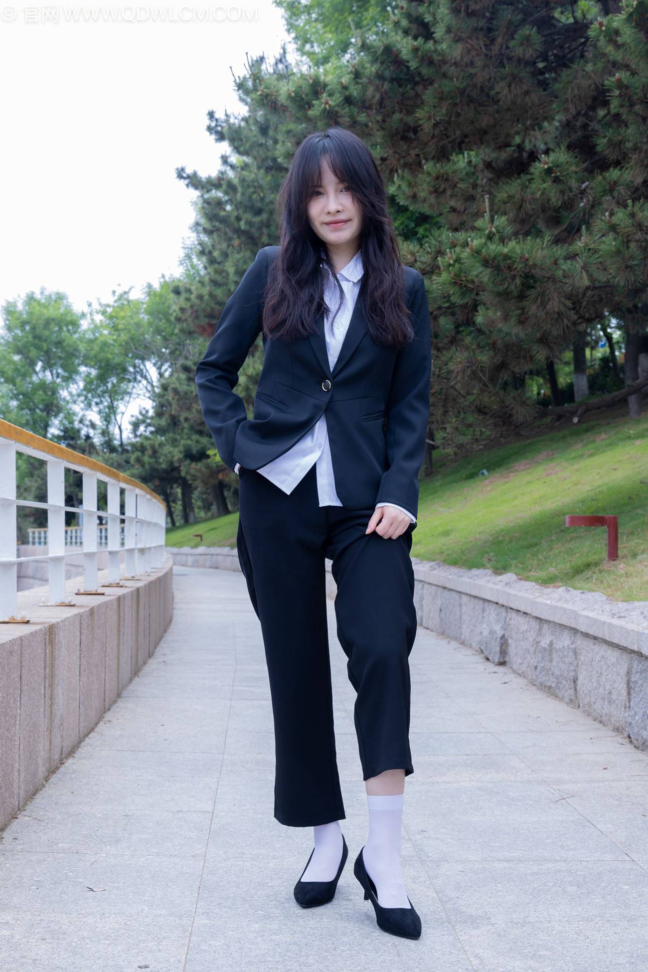 图片[4]-勿恋传媒 NO.2238 小酒-高跟鞋、短白丝、ol至服户外[230P/1V/6.93GB]-美图