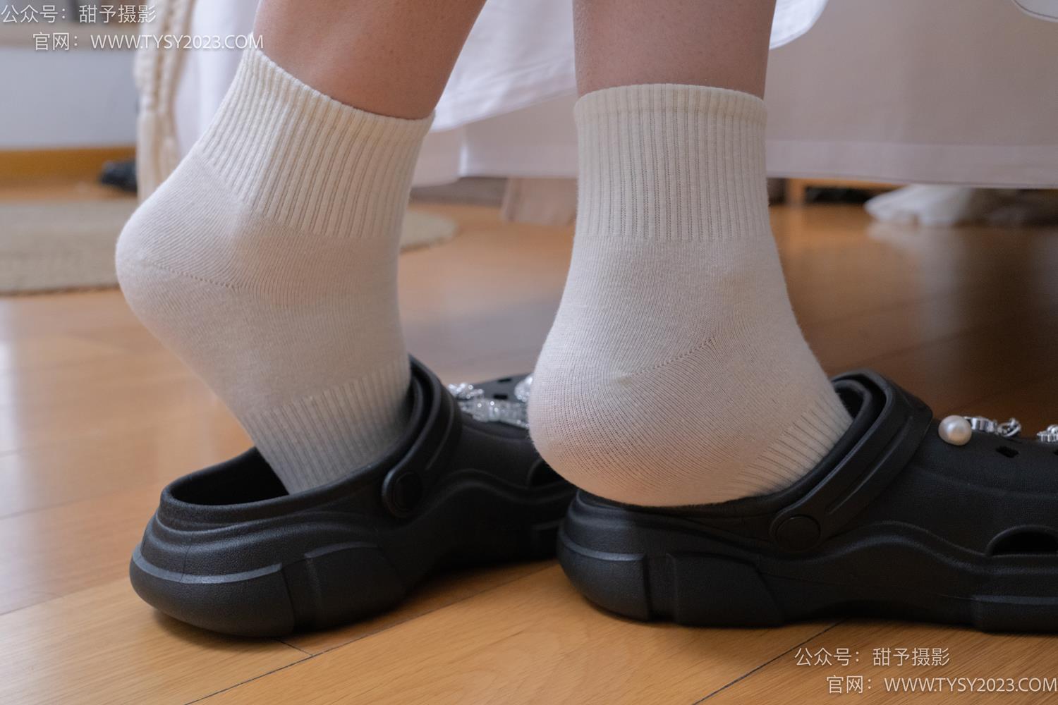 图片[4]-甜予摄影 NO.065 璇璇-靴子、洞洞鞋、白棉袜、裸足[175P/2V/11.2GB]-美图